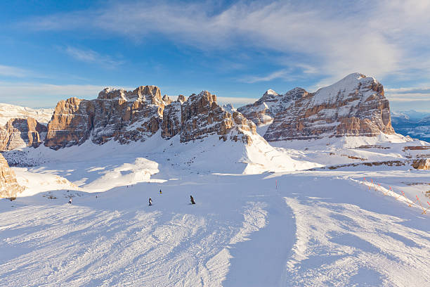 skifahren in den dolomiten - cortina dampezzo stock-fotos und bilder