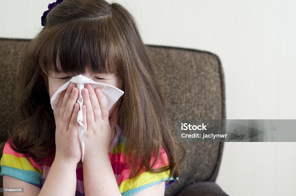 Erkältung können Sie Ihre Nase blow - Lizenzfrei 4-5 Jahre Stock-Foto