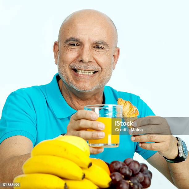 Senior Hombre Con Un Desayuno Saludable Foto de stock y más banco de imágenes de Abundancia - Abundancia, Adulto, Alegre