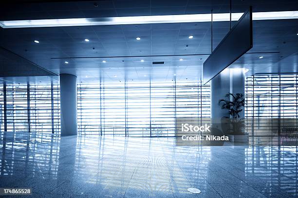 Windows In Un Edificio Moderno Aeroporto - Fotografie stock e altre immagini di Acciaio - Acciaio, Aeroporto, Affari