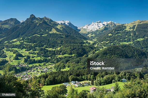 Paesaggio Di Montagna Con Il Piccolo Villaggio - Fotografie stock e altre immagini di Albero - Albero, Alpi, Ambientazione esterna