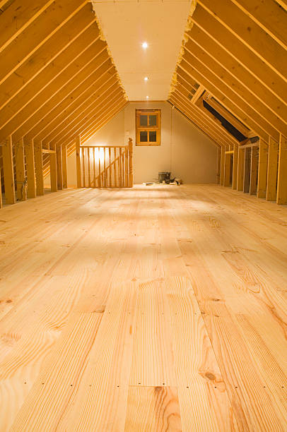 convertir ático espacio - home addition attic timber roof beam fotografías e imágenes de stock