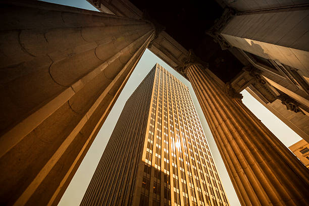 企業金融の建物 - wall street new york city street bank ストックフォトと画像