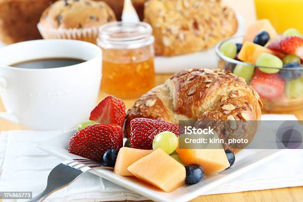 El Desayuno Foto de stock y más banco de imágenes de Alimento - Alimento, Arándano, Barra de pan