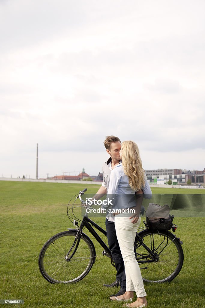 Jeune couple Embrasser - Photo de 25-29 ans libre de droits