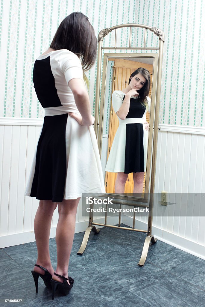 Model Patrząc na siebie w lustrze - Zbiór zdjęć royalty-free (1960-1969)