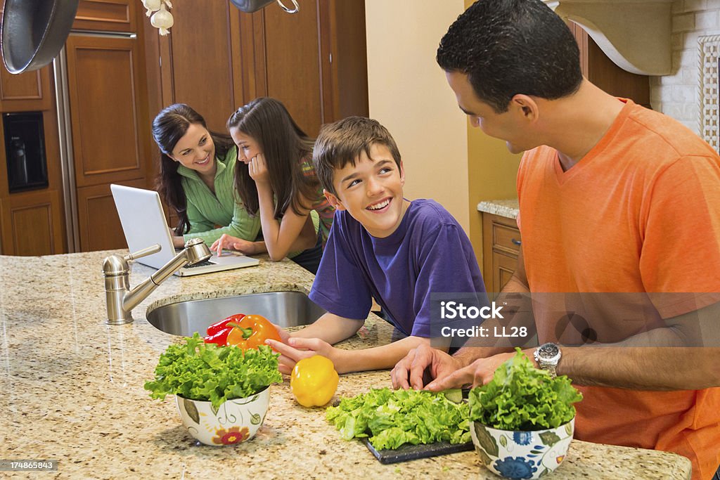 Père et fils dans la cuisine à préparer la nourriture - Photo de 14-15 ans libre de droits