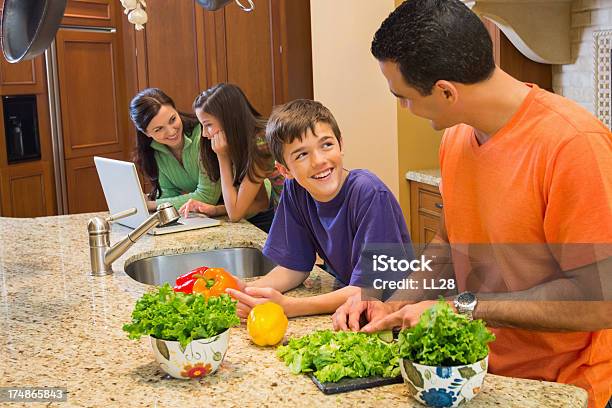 Foto de Pai E Filho Preparando Comida Na Cozinha e mais fotos de stock de 14-15 Anos - 14-15 Anos, 30 Anos, Adolescente