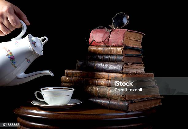 Libros Antiguos Con Té Foto de stock y más banco de imágenes de Anticuado - Anticuado, Antigualla, Antiguo