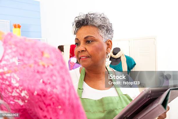 Empresário Seniorafricana Mulher Usando Avental Decente Boutique Verificação De Inventário - Fotografias de stock e mais imagens de Cor de rosa