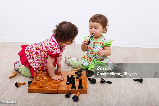 Foto de Irmãs Gêmeas e mais fotos de stock de Brincar - Brincar, Cabelo Castanho, Criança