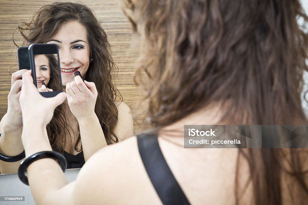 Chica toma de fotografías con el teléfono móvil - Foto de stock de 20 a 29 años libre de derechos