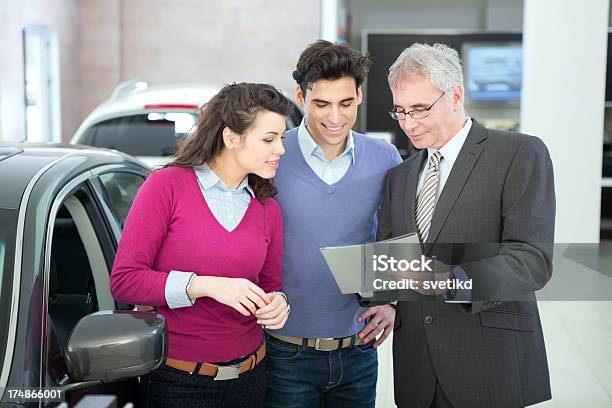 お車を購入いただけます - 20代のストックフォトや画像を多数ご用意 - 20代, 30代, 3人