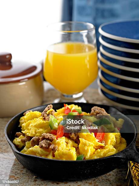 Foto de Ovos Mexidos Com Linguiça e mais fotos de stock de Acompanhamento - Acompanhamento, Alimentação Não-saudável, Bacon