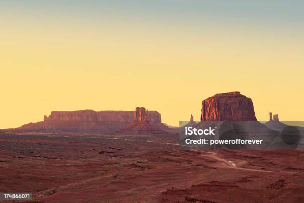 Monument Valley Al Tramonto - Fotografie stock e altre immagini di Ambientazione esterna - Ambientazione esterna, Arenaria - Roccia sedimentaria, Arenaria Navajo