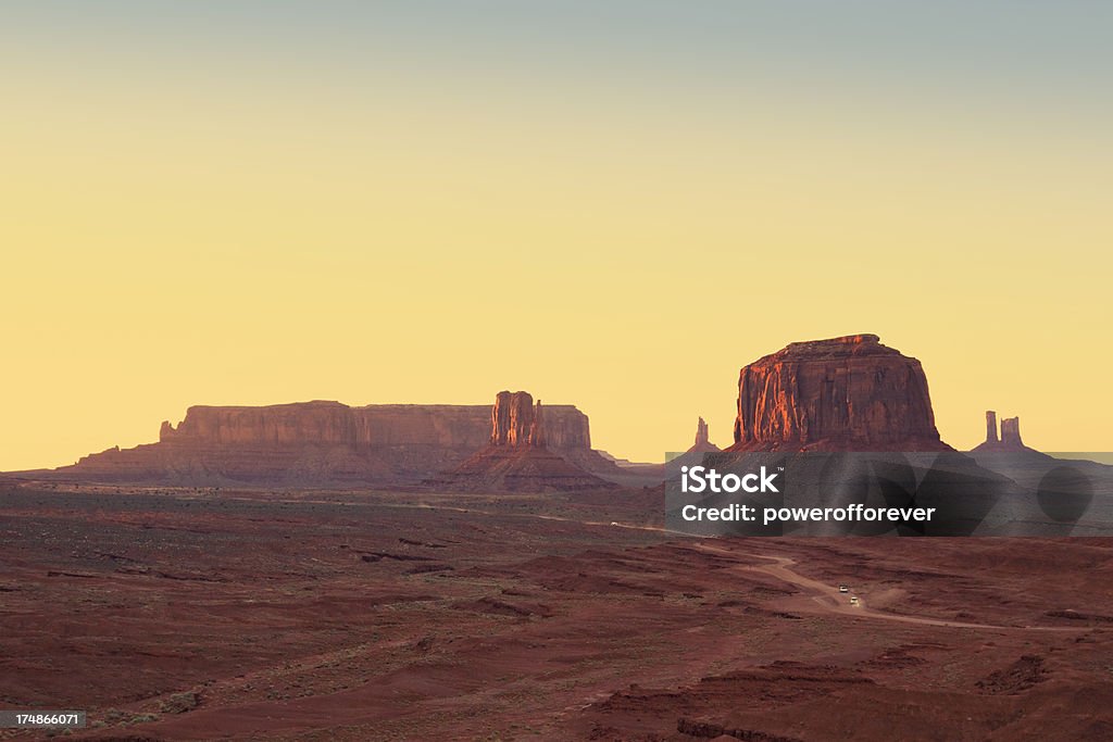 Monument Valley ao pôr-do-sol - Foto de stock de Arenito royalty-free