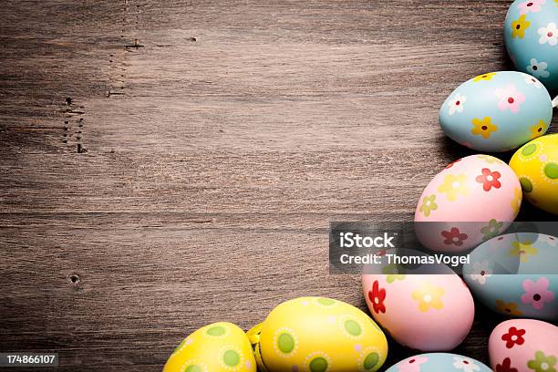 Ostern Eier Auf Alten Holz Stockfoto und mehr Bilder von Alt - Alt, Dekoration, Formatfüllend