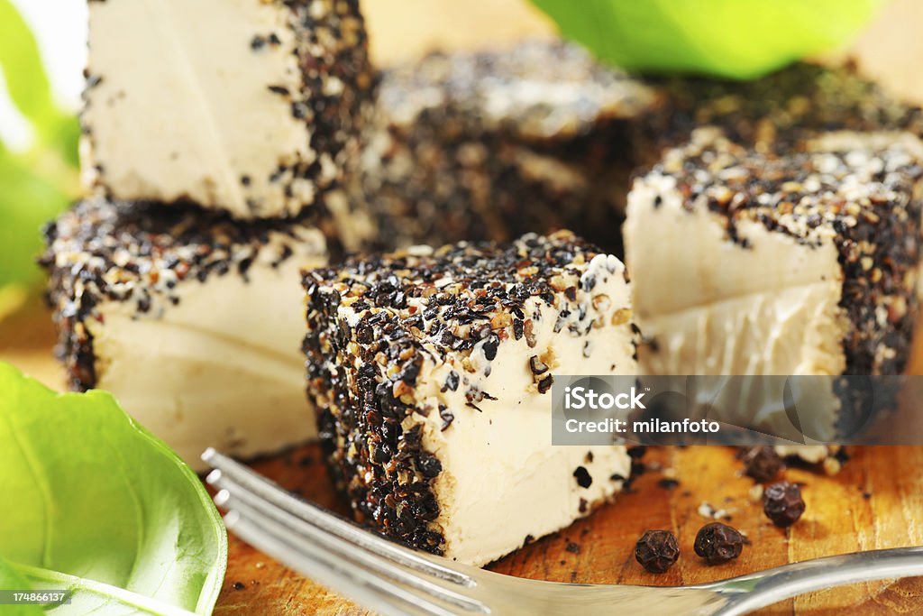 Anello di formaggio camambert rivestito di peperone - Foto stock royalty-free di Basilico