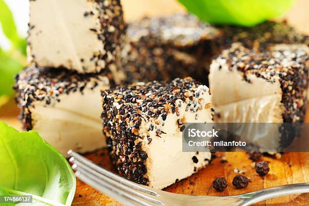 Anello Di Formaggio Camambert Rivestito Di Peperone - Fotografie stock e altre immagini di Basilico