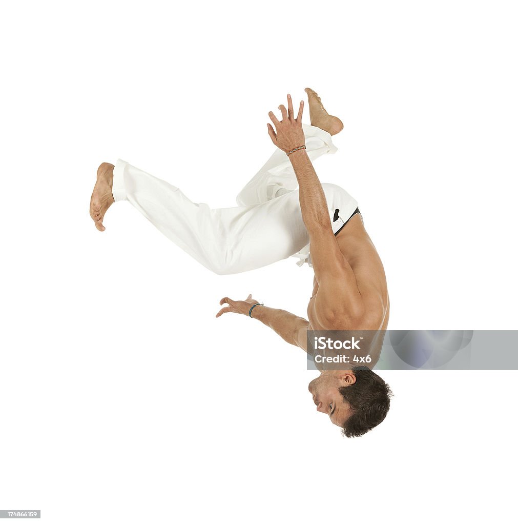 Giovane uomo a praticare capoeira - Foto stock royalty-free di A petto nudo