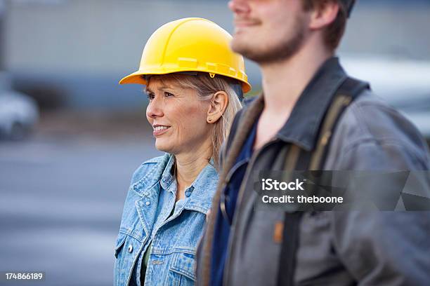 Operaio Edile Maschio E Femmina - Fotografie stock e altre immagini di Elmetto da cantiere - Elmetto da cantiere, Quartiere residenziale, 35-39 anni