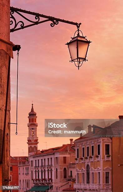 Street Lampe An Der Rialtobrücke In Venedig Stockfoto und mehr Bilder von Venedig - Venedig, Architektur, Außenaufnahme von Gebäuden