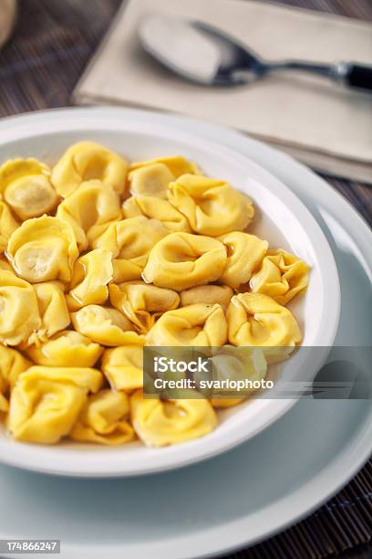 Tortellini En Caldo Foto de stock y más banco de imágenes de Cappelletti - Pasta - Cappelletti - Pasta, Aderezo, Alimento