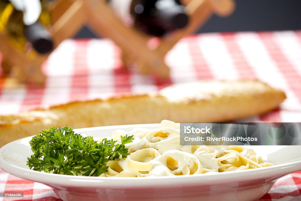 Fettuccine com frango Alfredo com vinho branco - Foto de stock de Carne royalty-free
