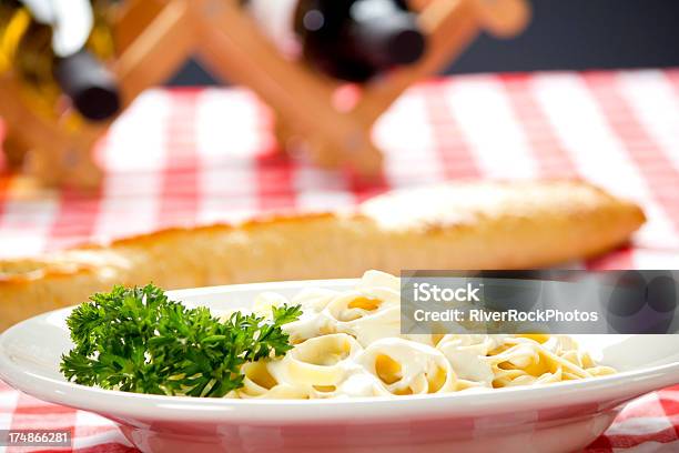 Foto de Fettuccine Com Frango Alfredo Com Vinho Branco e mais fotos de stock de Carne - Carne, Carne Branca, Comida