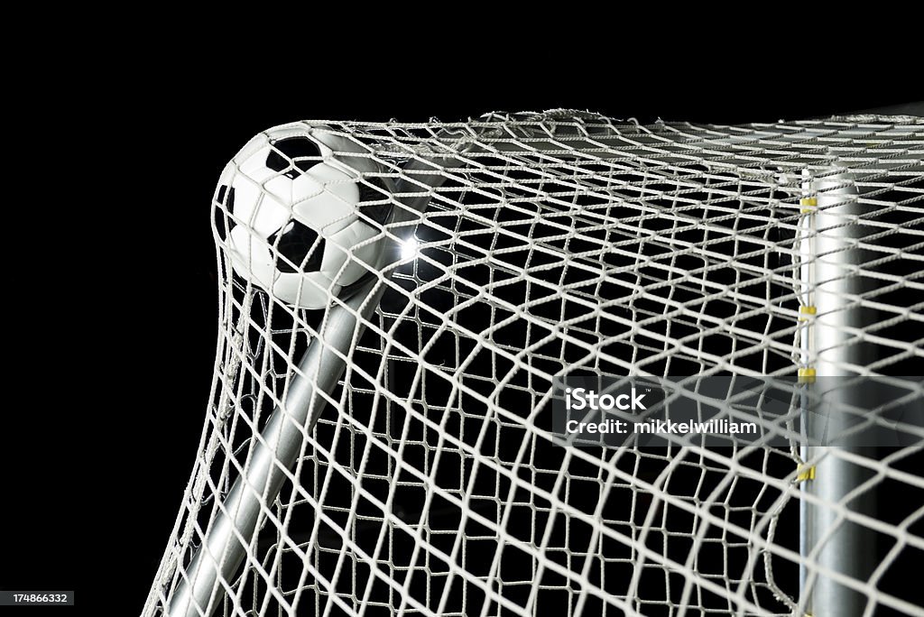 Bola de futebol no Estádio atinge a rede - Foto de stock de Aspiração royalty-free