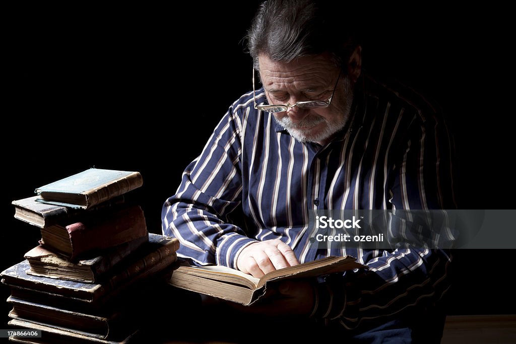 Retrato de hombre con libro de lectura - Foto de stock de Anticuado libre de derechos