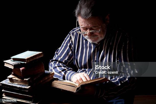 Retrato De Hombre Con Libro De Lectura Foto de stock y más banco de imágenes de Anticuado - Anticuado, Antigualla, Antiguo