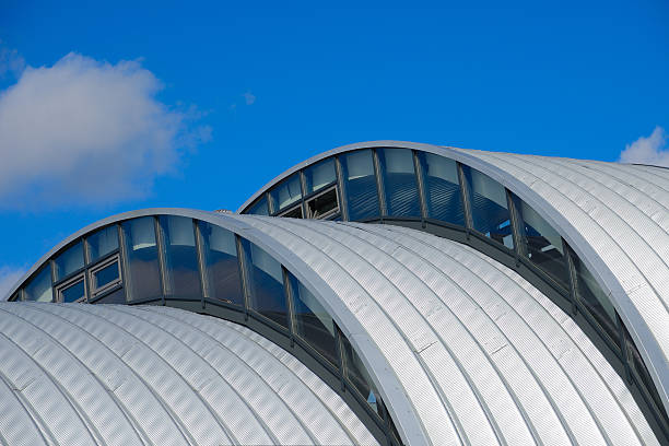 construcción metálica en el cielo azul de fondo serie mpx - 36 - industry aluminum sheet architecture metallic fotografías e imágenes de stock