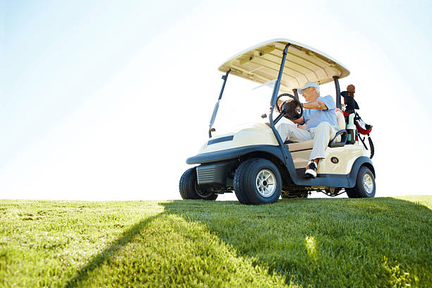 des voiturettes de golf ont conçu le jeu plus - golf cart golf bag horizontal outdoors photos et images de collection