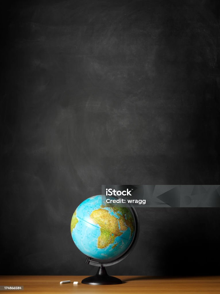Настольный глобус на учитель в классе стол - Стоковые фото Африка роялти-фри