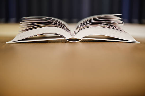 aprire il libro sul tavolo. - open teaching book wood foto e immagini stock