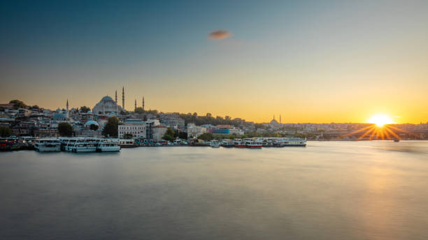 Vue panoramique sur le coucher de soleil de la mosquée Suleymaniye et du côté européen d’Istanbul - Photo