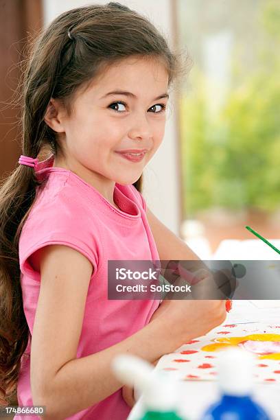 Little Girl Hacer Artes Y Manualidades Foto de stock y más banco de imágenes de Actividades recreativas - Actividades recreativas, Alegre, Arte y artesanía