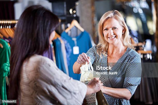 Effettuare Un Acquisto - Fotografie stock e altre immagini di Negozio - Negozio, Abbigliamento, Adulto