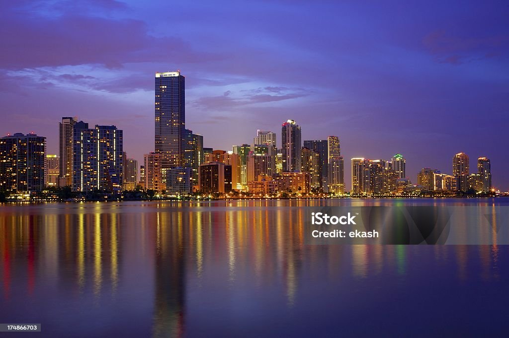 Skyline von Miami - Lizenzfrei Abenddämmerung Stock-Foto