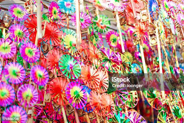 Bunten Windmühle Spielzeug Im Vertrieb Stockfoto und mehr Bilder von Ausverkauf - Ausverkauf, Biegung, Bildhintergrund