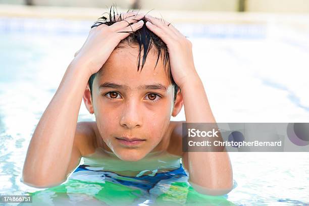 Foto de Jovem Garoto Sentado Na Banheira De Água Quente e mais fotos de stock de 8-9 Anos - 8-9 Anos, Asiático e indiano, Atividade Recreativa