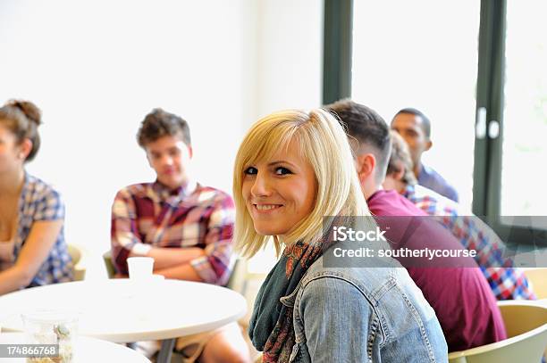 Studenti Seduti In Una Caffetteria - Fotografie stock e altre immagini di Adulto - Adulto, Allegro, Amicizia