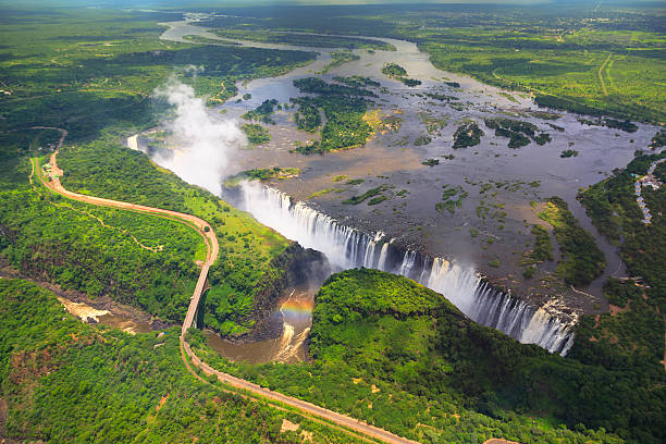 vista aérea de las cataratas de victoria - victoria falls waterfall zimbabwe zambia fotografías e imágenes de stock