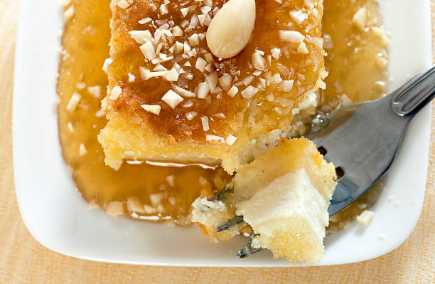 bolo de queijo com amêndoas e mel - cheesecake syrup almond cream imagens e fotografias de stock