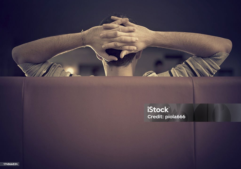 Uomo di guardare la TV, rilassati - Foto stock royalty-free di Abbigliamento casual