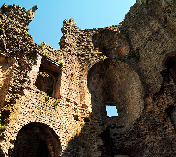 nunney castle, frome, somerset, großbritannien - castle famous place low angle view england stock-fotos und bilder