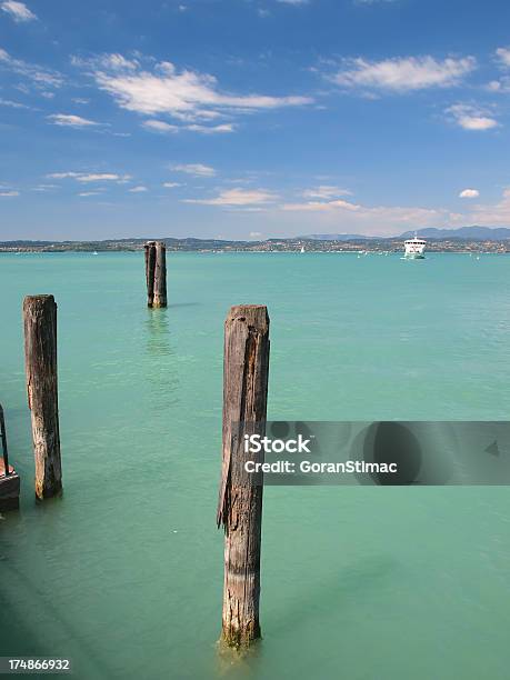 Lake Garda In Sirmione Stockfoto und mehr Bilder von Anlegestelle - Anlegestelle, Architektonische Säule, Bildhintergrund