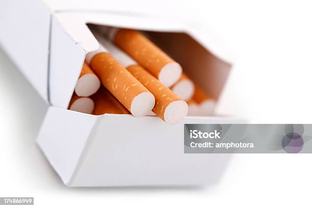 Foto de Os Cigarros e mais fotos de stock de Branco - Branco, Caixa - Recipiente, Cigarro