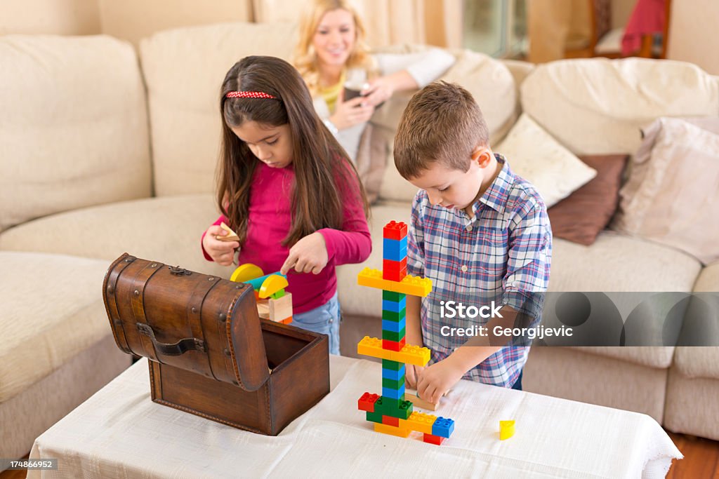 Enfants jouant avec des blocs de construction. - Photo de Adulte libre de droits